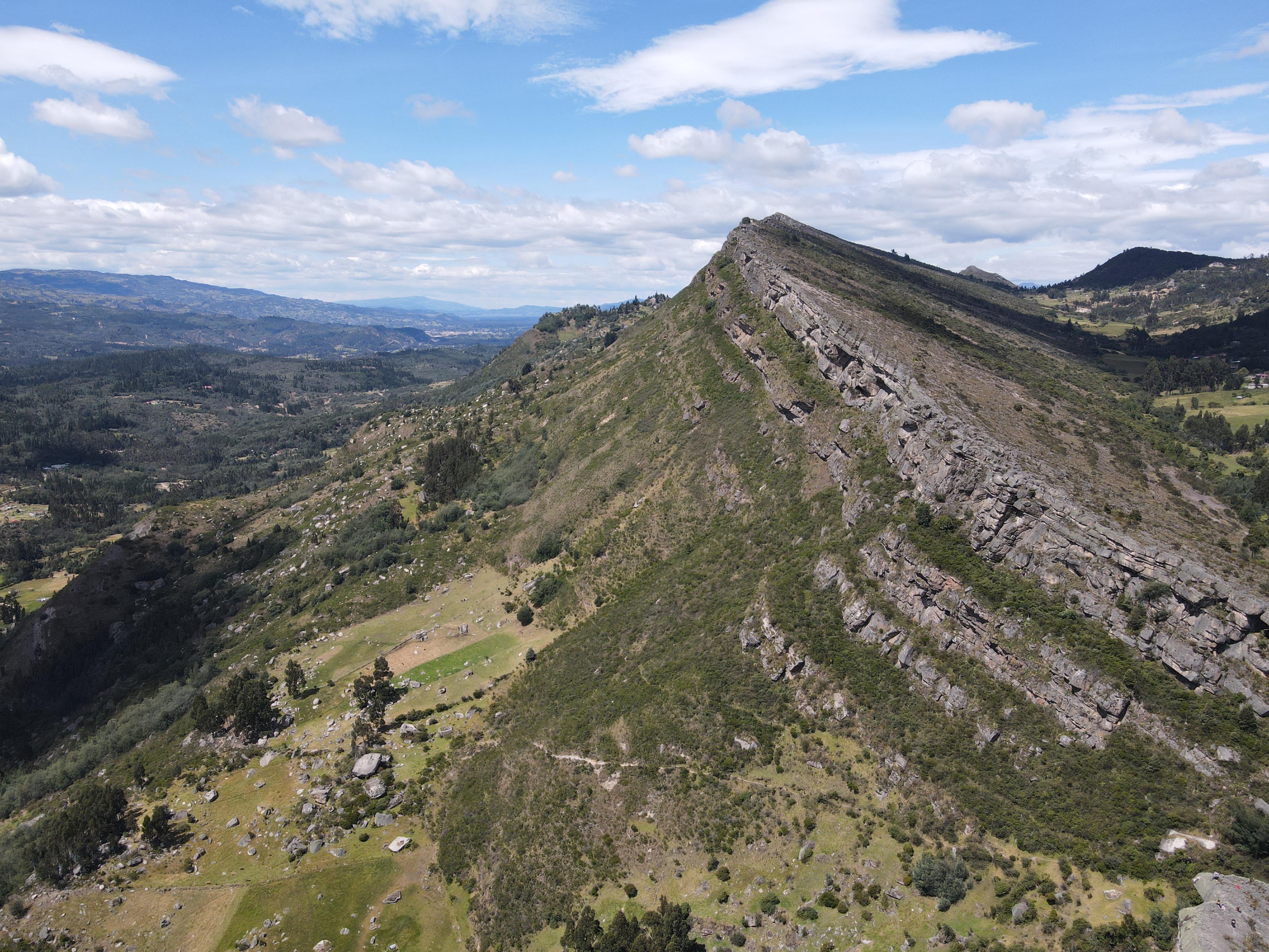 Descubre los Farallones de Sutatausa: Naturaleza, Deporte y Conexión en un Sendero Familiar